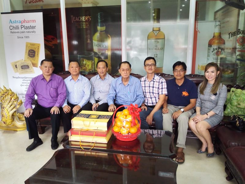 柬华理事总会青年团代表拜会杨启秋永远名誉会长。