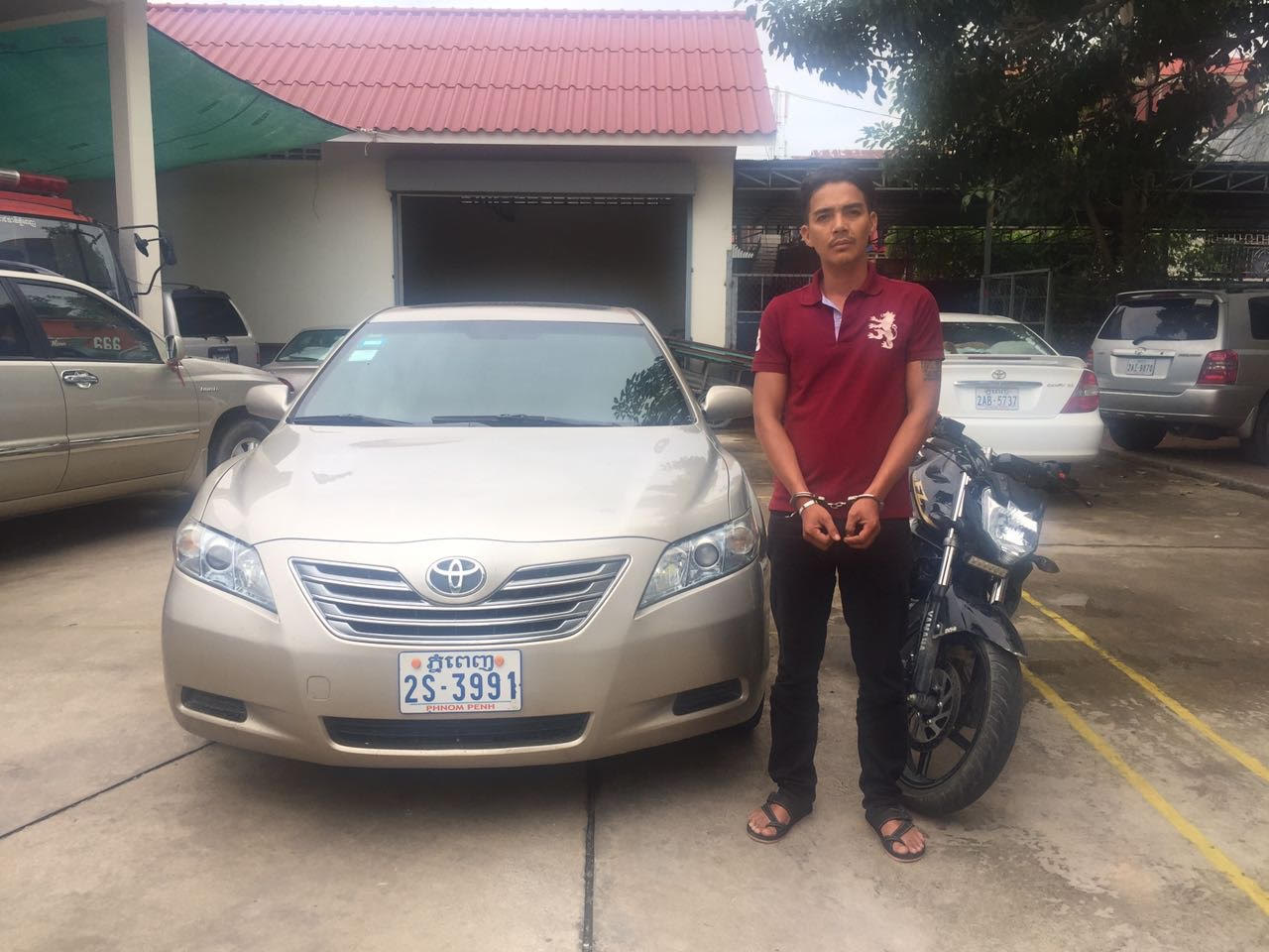 男子涉及偷窃女友的汽车，令女友发怒报警捉人。