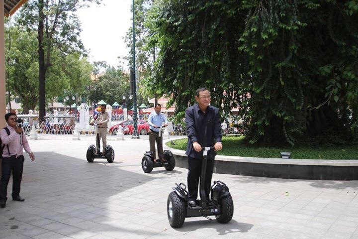 图为巴速杰德旺当时试骑电动平衡车。