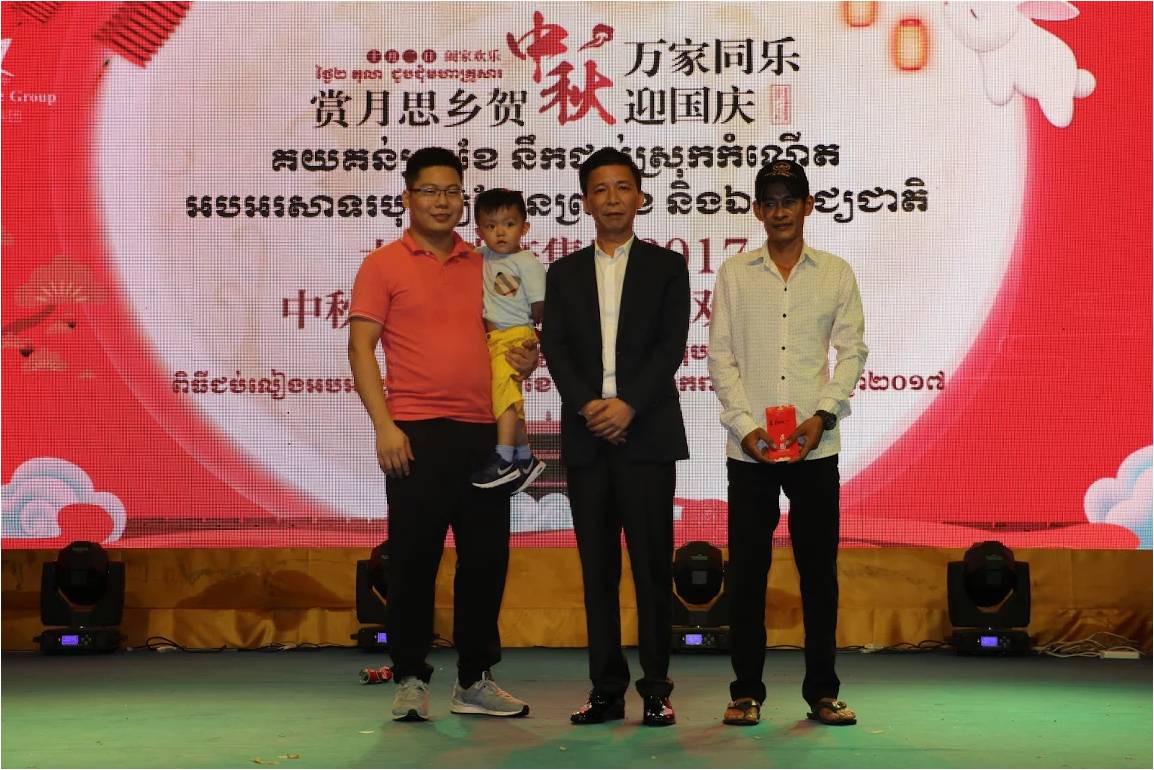 邱国兴董事长（中）与幸运抽中奖嘉宾合影。