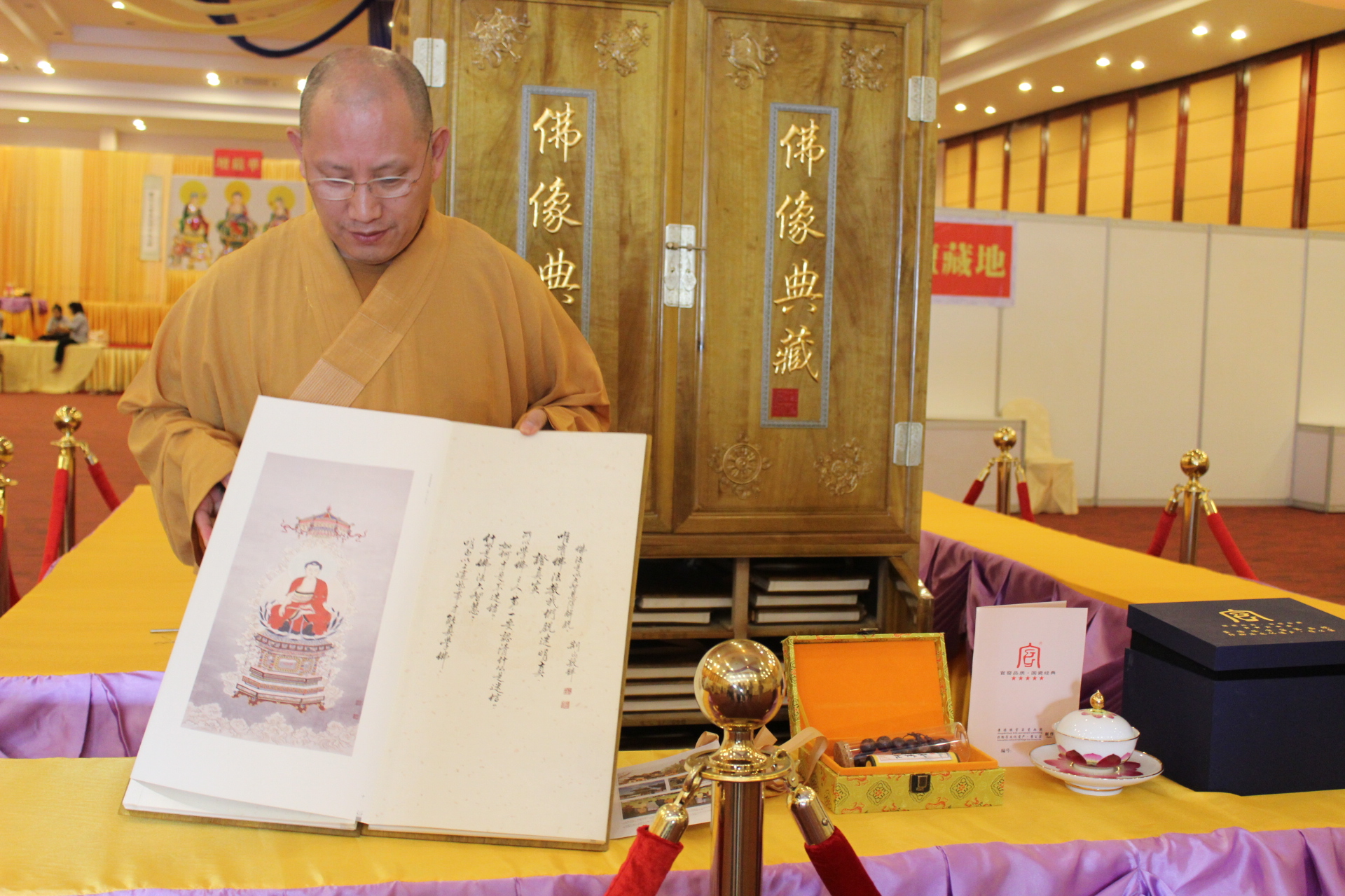 法师介绍《佛像典藏》书卷。