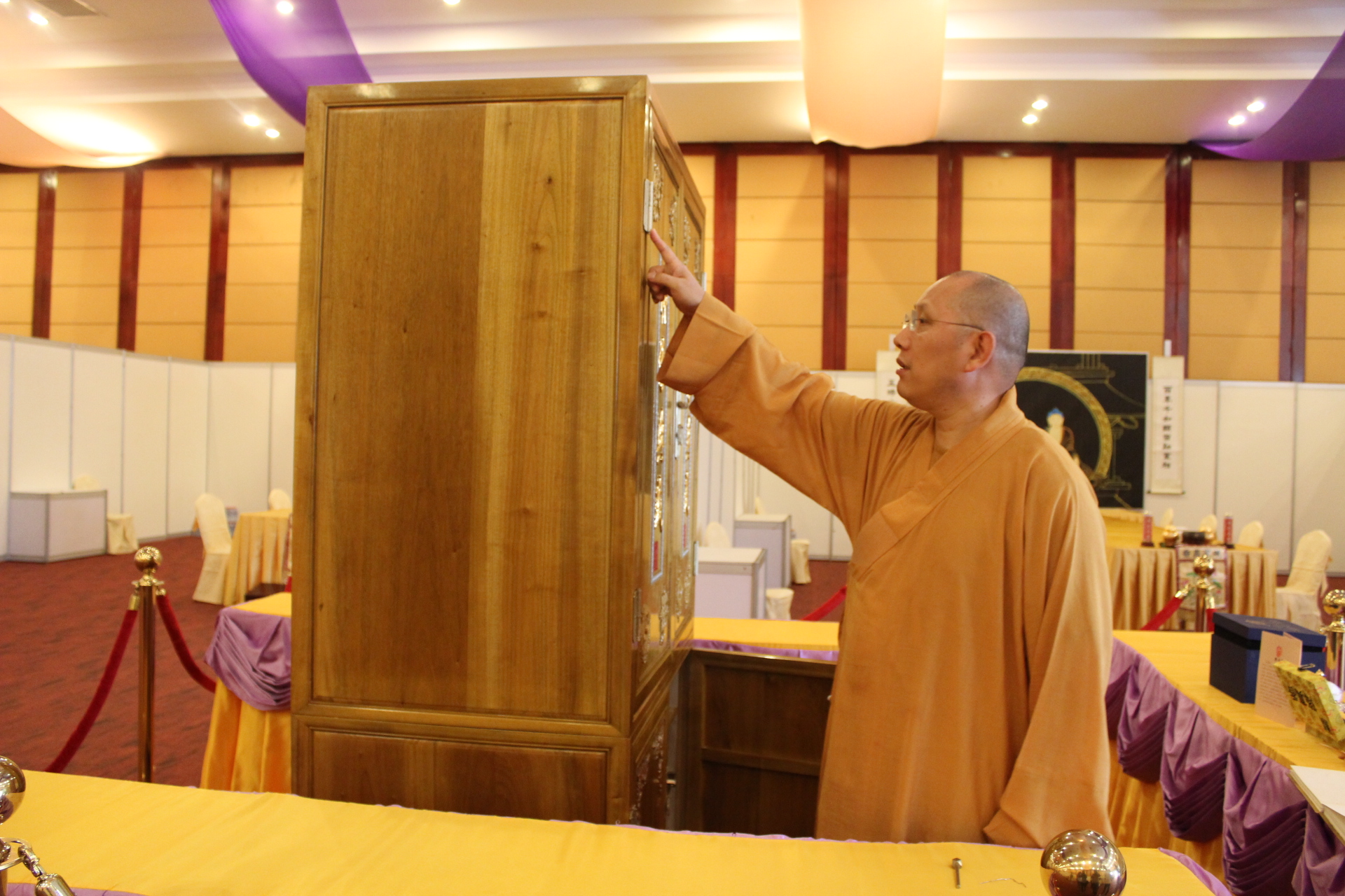 捐藏者的名字將永远刻在《佛像典藏》收藏柜侧面板上，永久感应三宝佛佑。