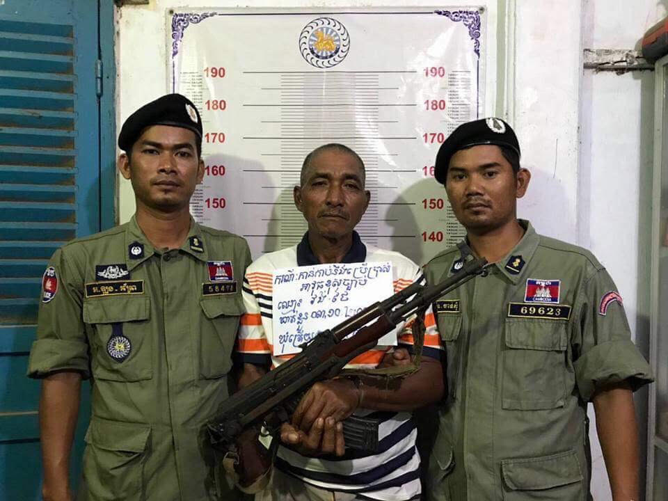 中年男子涉及非法持鎗而被警方逮捕。