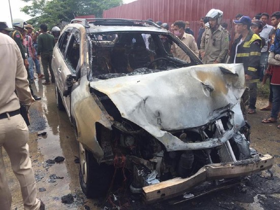 汽车著火烧毁。