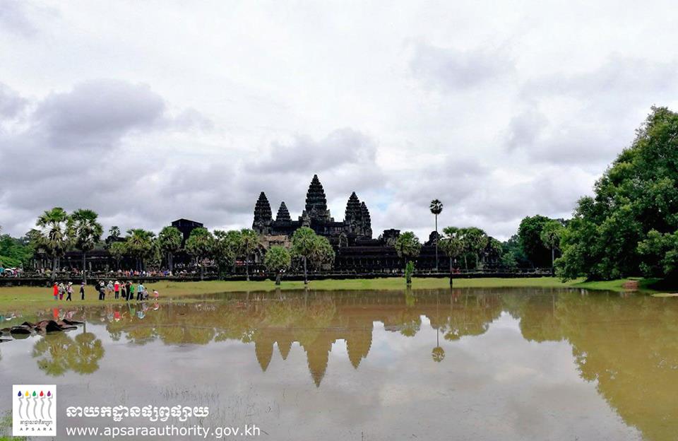 暹粒省连日降下豪雨，导致吴哥窟范围发生积水隱患。