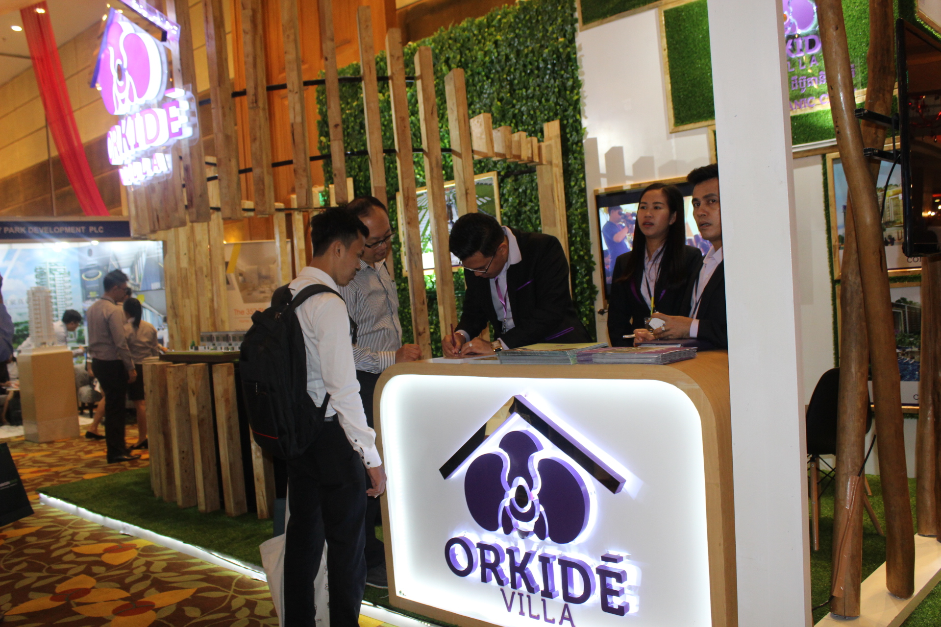 Orkide Villa公寓项目销售人员向投资者介绍项目特点。 （图：柬埔寨星洲日报）