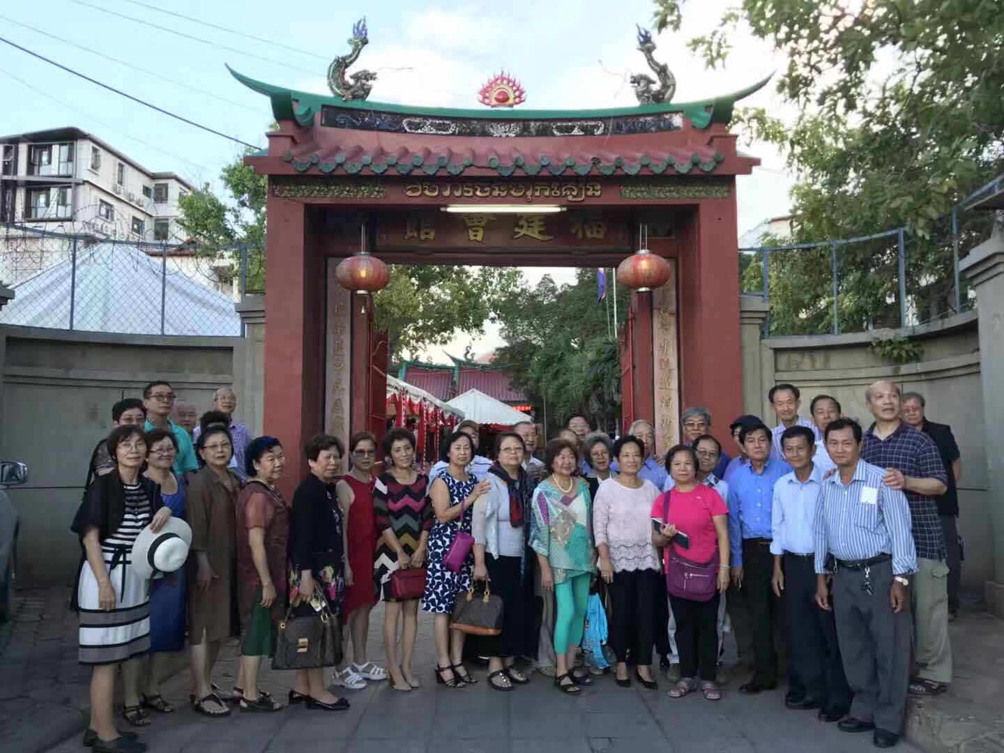 民生中学。图为参加活动的民生校友合影。