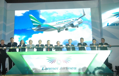 澜湄航空董事长李昆、副董事长韩云峰携众嘉宾，共同推动启动手柄。 大家推杆加油，期望加快开通柬埔寨至越南、老挝、缅甸、泰国、中国等地的航线，为澜湄六国搭建起经贸合作、文化交流、友好互信的“空中高速公路”。
