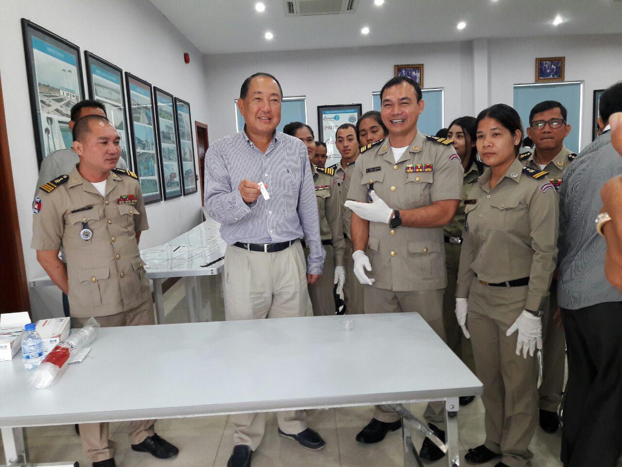 金边市菩森芷区警局长任沙蓝（图左三）与肃毒机构康复办事处主任通坤迭上週六主持讲座会。