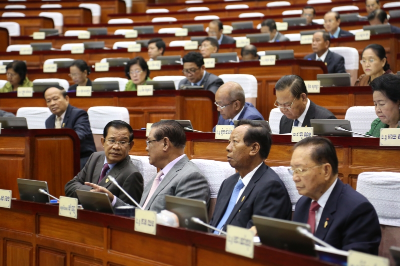 洪森总理、苏庆、吉春和狄班副总理等参加会议，以確保国会会议拥有足够法定人数。