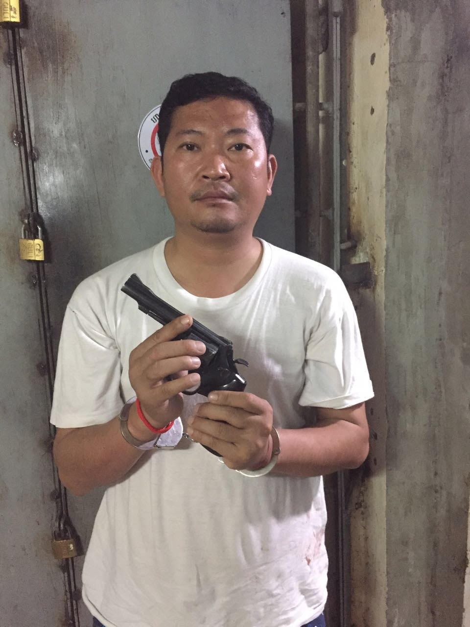 警官开鎗射死对方，被警方逮捕。