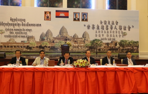 出席世界柬埔寨华人联谊会全体交流会的各国柬华领导，（左起）加拿大蒙特利尔柬华协会名誉会长林典、柬华理事总会副会长方灿成、世界越柬寮华人团体联合会主席团主席余建强、柬华理事总会会长方侨生、美国洛杉磯世界越柬寮华人团体联合会主席团名誉主席暨美国潮商会会长欧佳霖等。