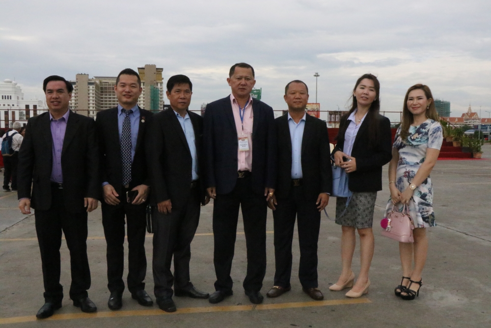 出席世界柬埔寨华人联谊会全体交流会的各国代表。