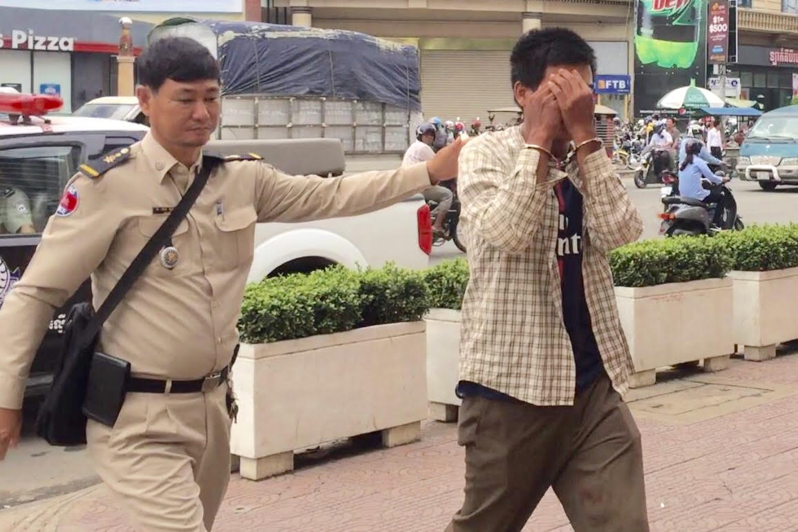 增迪被押往法庭接受审讯。