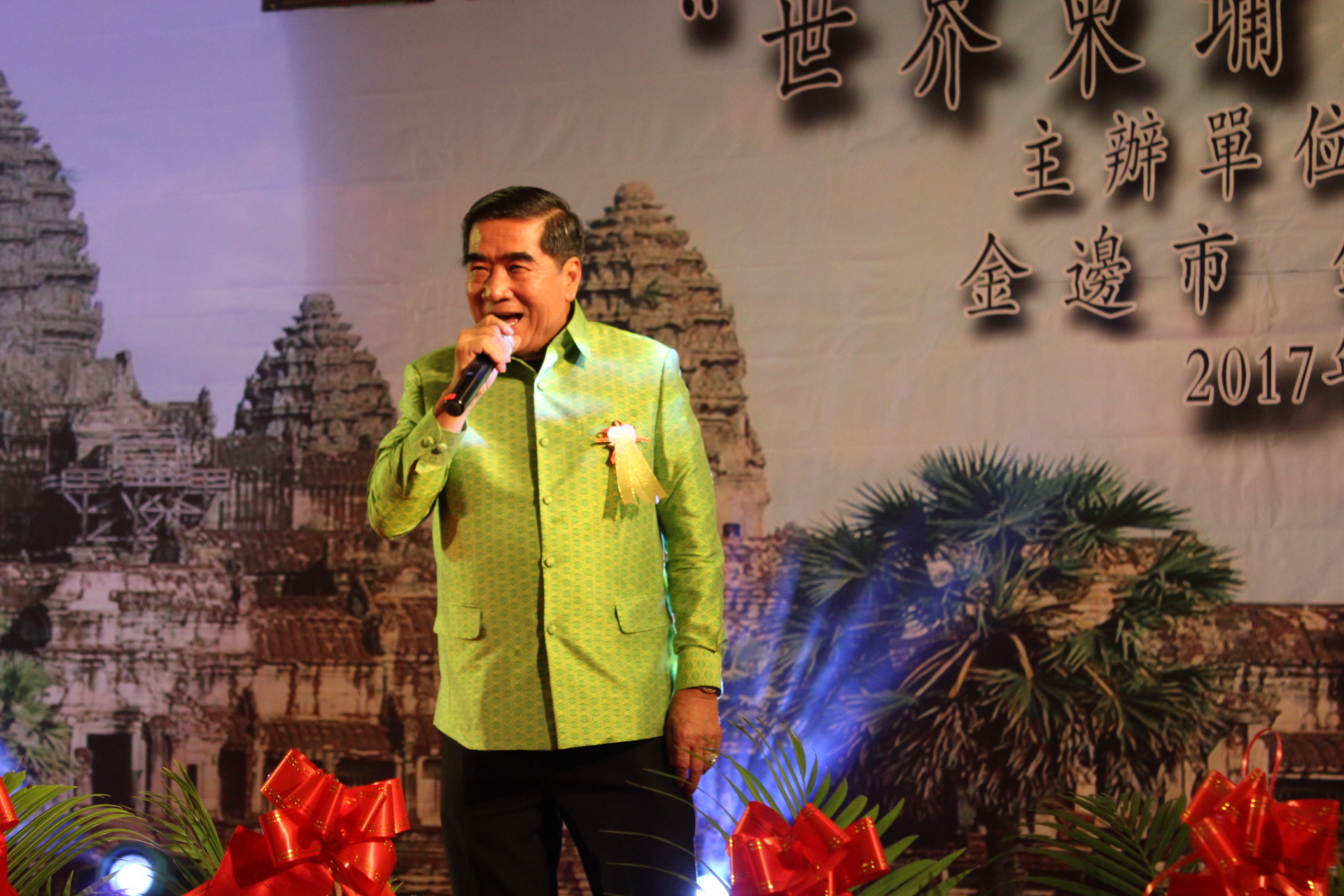 柬华理事总会常务副会长方灿成上臺大展歌艺。（图：柬埔寨星洲日报）