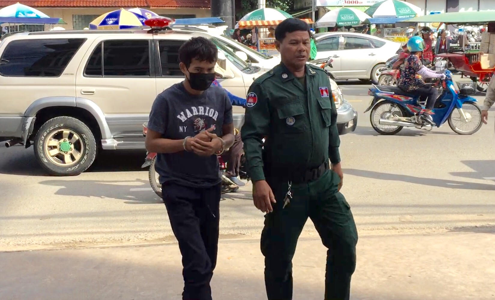 嫌犯被押往金边初级法院接受侦讯。（图：柬埔寨星洲日报）