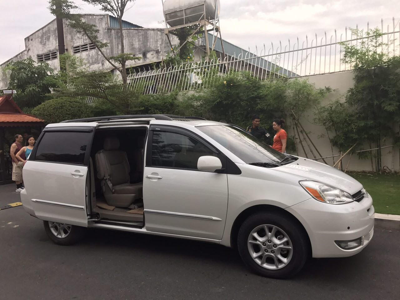 匪徒为了掩人耳目，特意开著豪华车进入花园住宅区干案。（图：柬埔寨星洲日报）