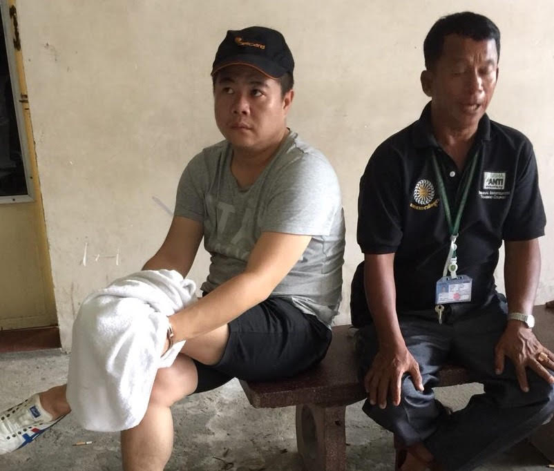 中国籍男子郑金源（左）于昨日被押往初级法院接受审讯。（图：柬埔寨星洲日报）