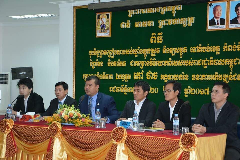 农村发展银行是於昨日举行投建稻穀仓库和烘乾设施项目签约仪式。（图：柬埔寨星洲日报）