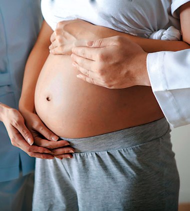 2005年，柬埔寨每10万次活產有472名孕產妇死亡，2010低减半至206人，而目前是161人。