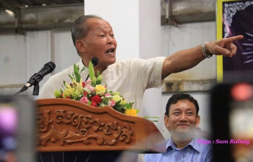 贡光称，有救国党议员因为要交房贷，而被迫“跳槽”到人民党。