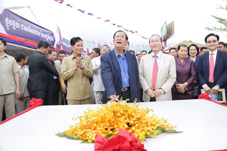 洪森总理在水凈华卫星城开发商加华集团董事长方侨生陪同下，按下动工按钮。