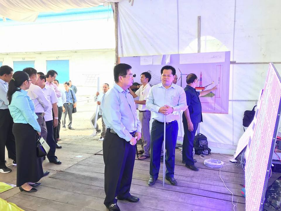 瑞赛部长视察该部门游灯船製作工作。