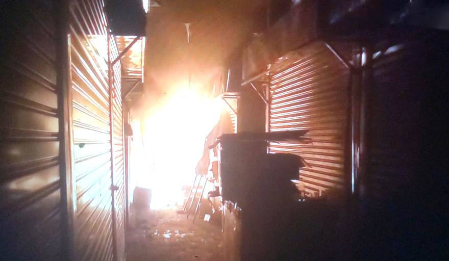 疑因电线短路，12个档位被大火吞噬。