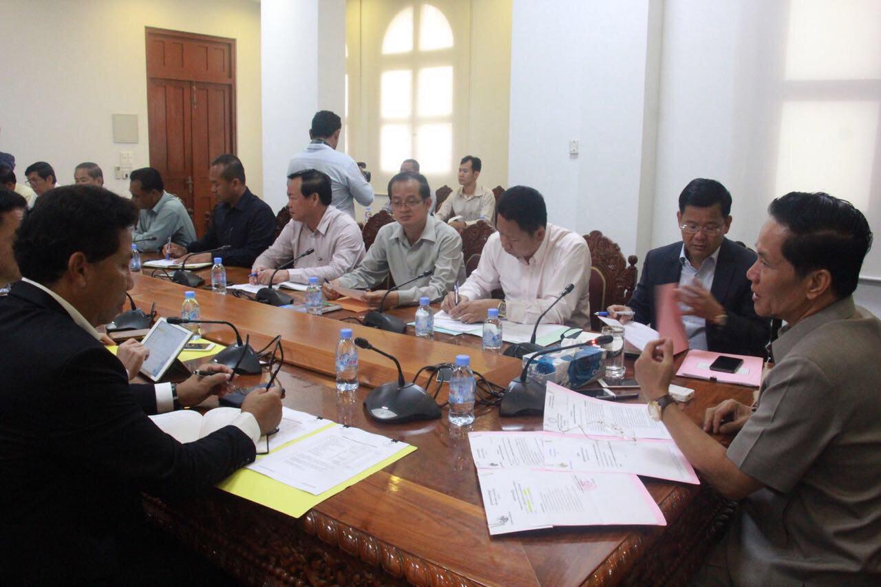 市府召开紧急会议，讨论俄罗斯大道和4号公路修路事项。