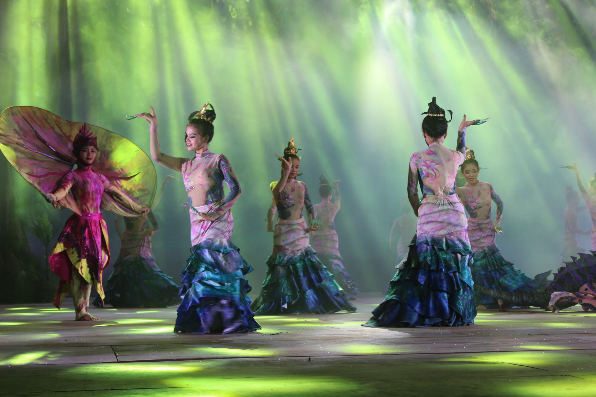 《吴哥王朝》汇聚中柬两国文艺、杂技、舞蹈、舞美、服装、舞台科技等众多艺术家的创作灵感。