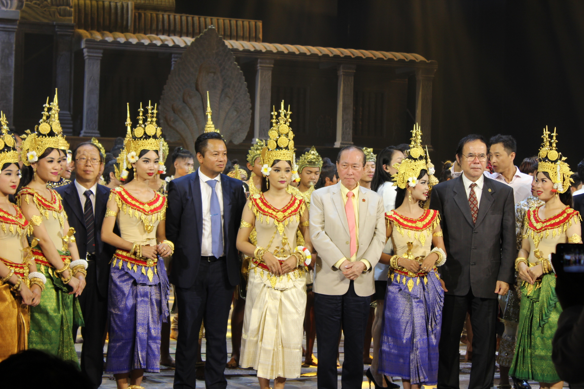 宾主出席新闻发布会与表演。 右四为加华集团董事长方侨生。