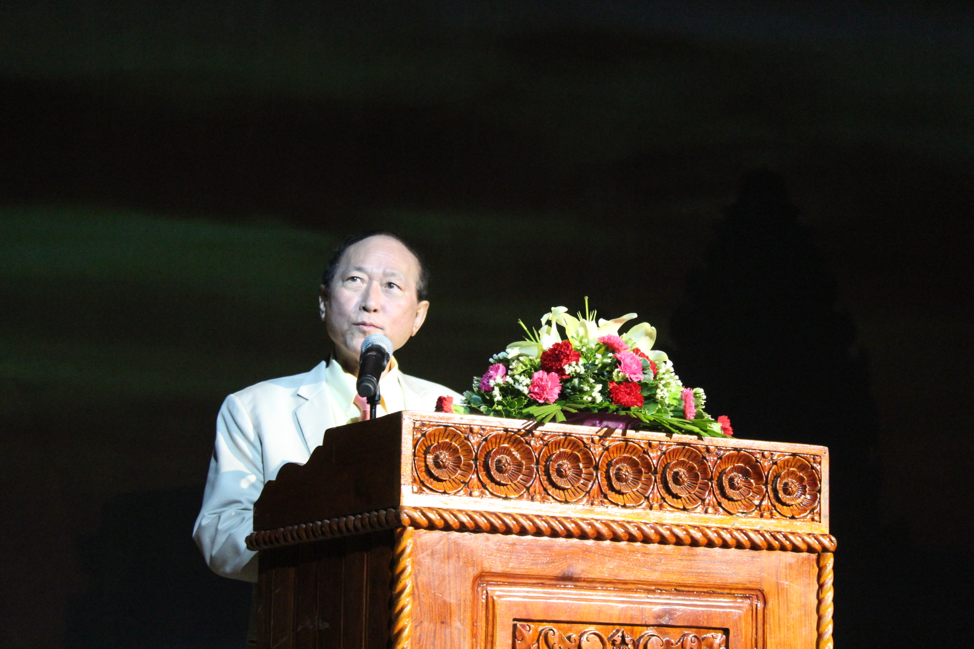 加华集团董事长方侨生致辞。