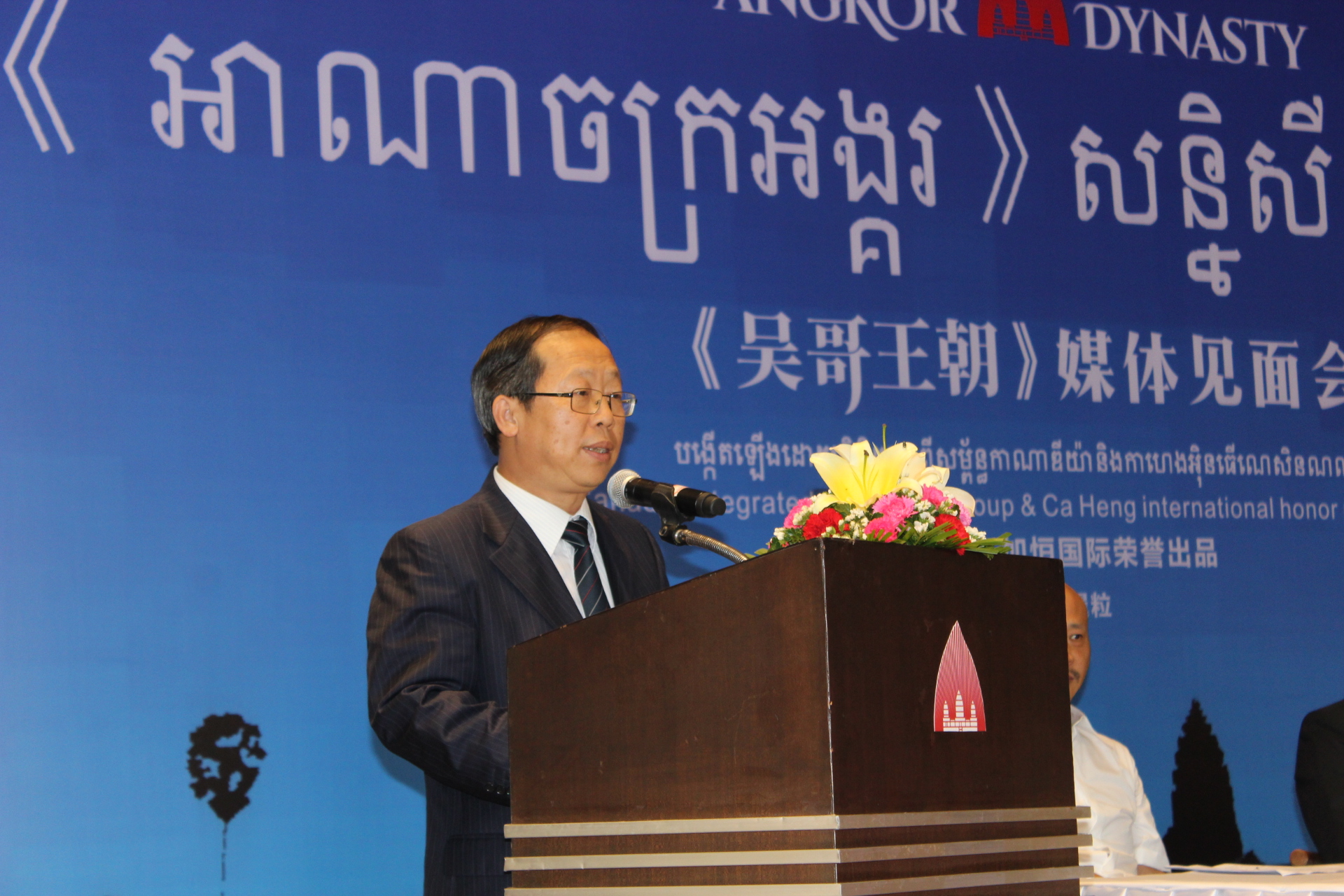 中国驻柬大使馆驻暹粒领事办公室主任刘志杰致辞。