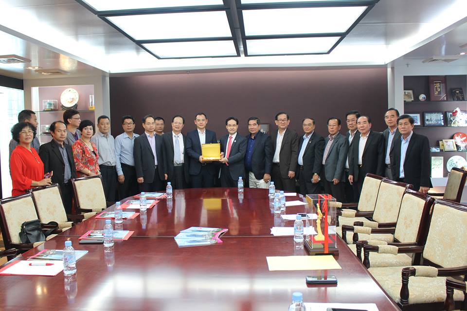 柬华理事总会领导和中国珠海市建筑业协会代表交换纪念品。