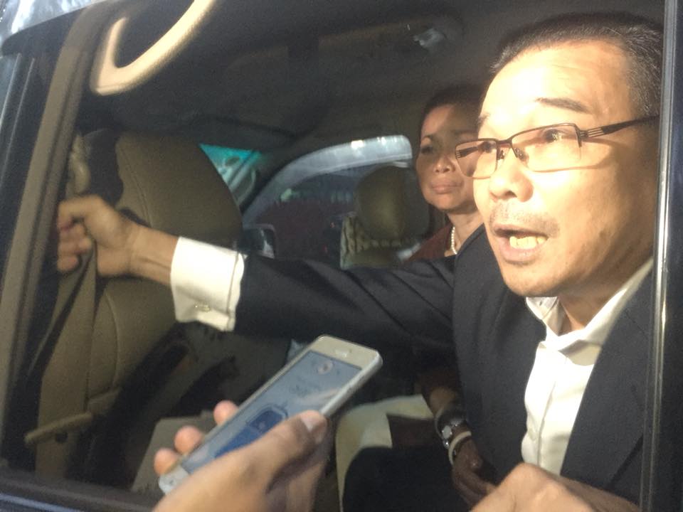 洪速华获释后，向记者发表简短谈话。