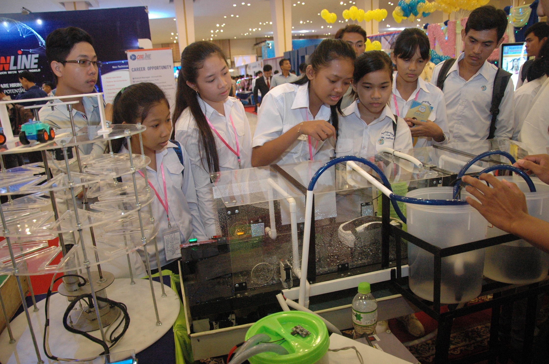 多家高等教育机构展示科学试验仪器，以培养学生们对数理科兴趣。 （图：柬埔寨星洲日报）