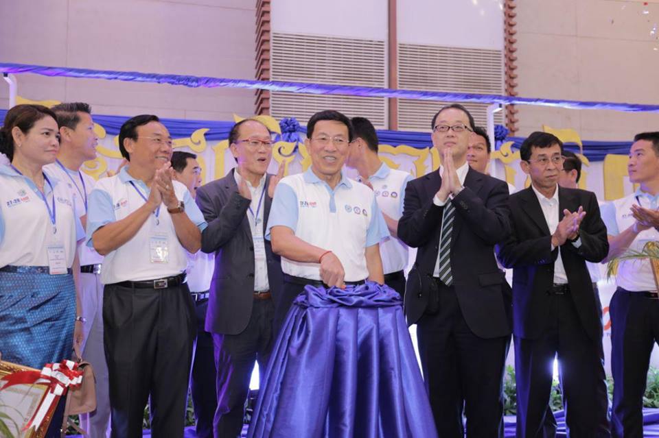 劳工部国务秘书毕邵潘（中）为“2017年国家职业和生产力展”和“生产力提升论坛”主持开幕仪式。 （图：柬埔寨星洲日报）