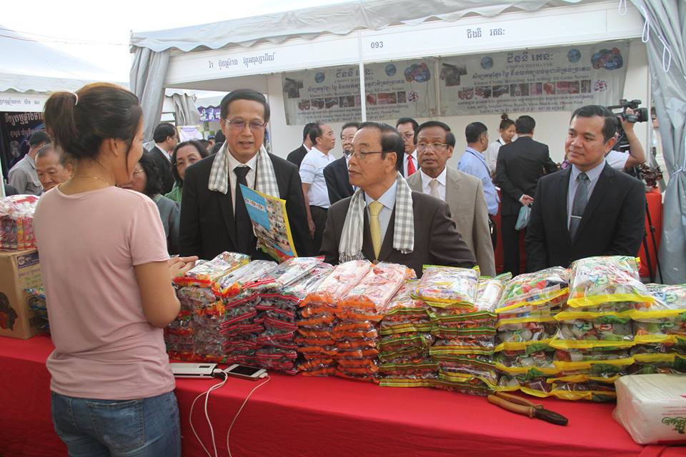 副总理本成与商业部长班苏拉萨参观本国产品。 （图：柬埔寨星洲日报）
