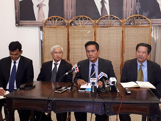 奉辛比克党于昨日召开新闻发布会。 （图：柬埔寨星洲日报）