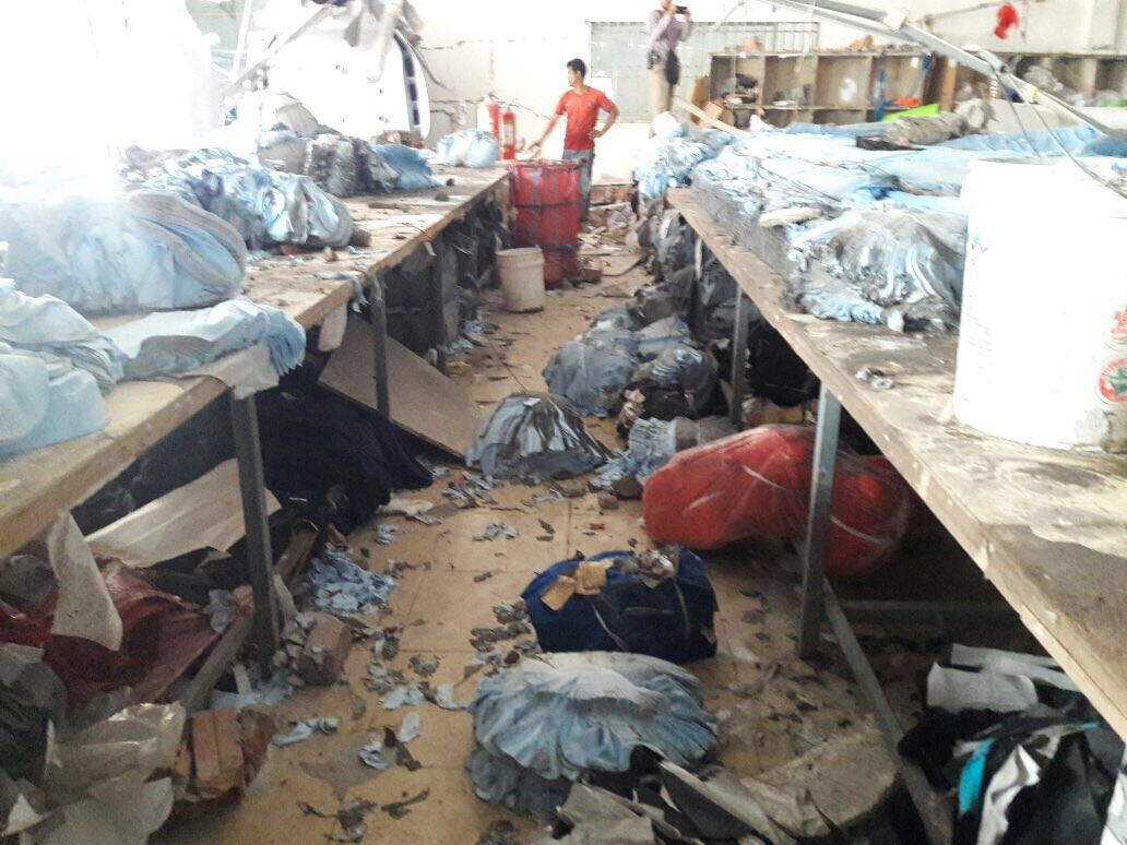 隔邻一家工厂遭受池鱼之殃，导致工厂必须暂停生产。 （图：柬埔寨星洲日报）