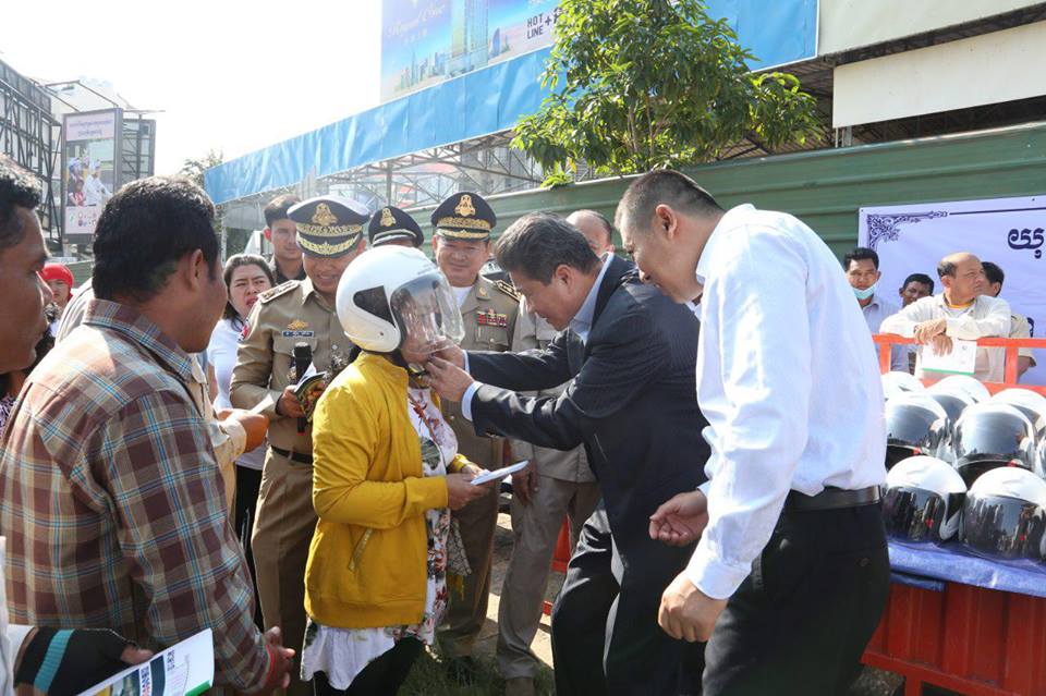 一名女骑士获得孙占托部长免费赠送安全帽。 （图：柬埔寨星洲日报）