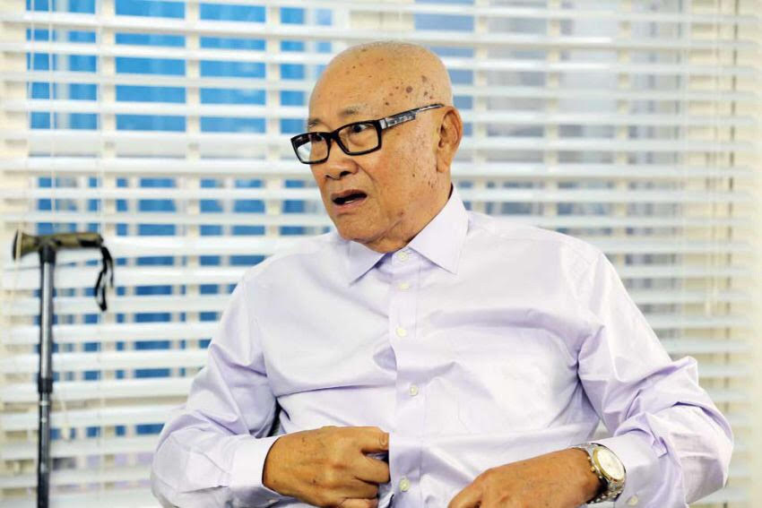 面对藐视国王和诽谤洪森总理案件的杨来盛。