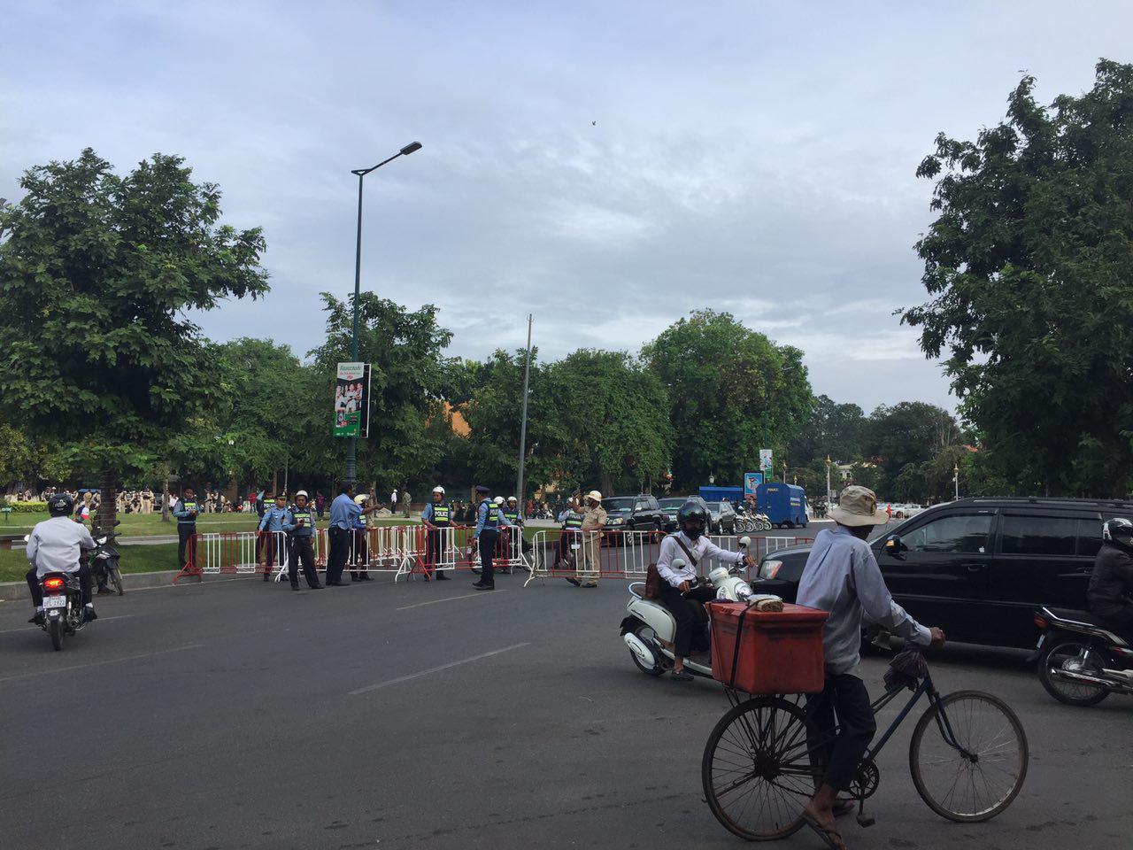 警方不允许任何人靠近高级法院。