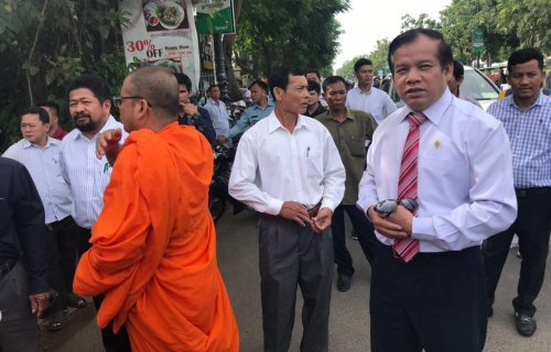 高等法院昨日开庭审理保外候审案，救国党议员和支持者前往高级法院，惟遭警方阻止。