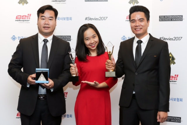 电信公司Metfone代表领取“2017年度国际史帝威企业大奖”。