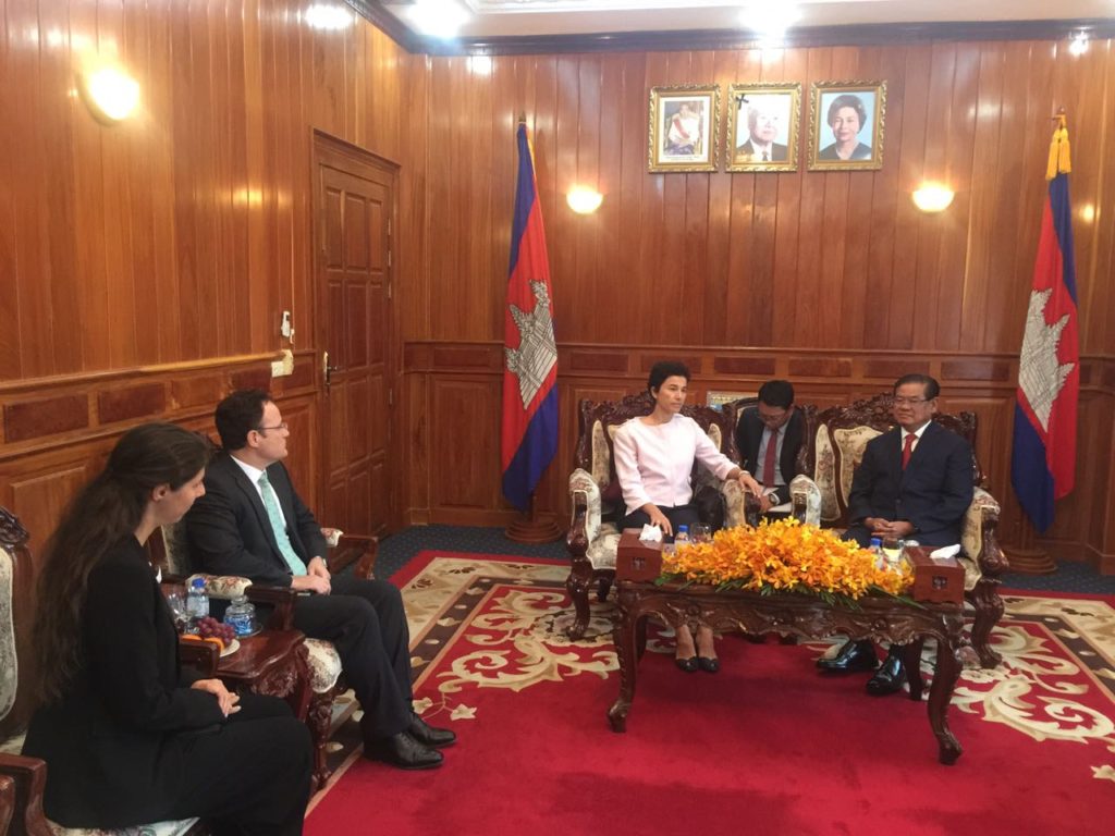 内政部长苏庆接见法国驻柬大使伊娃阮宾。