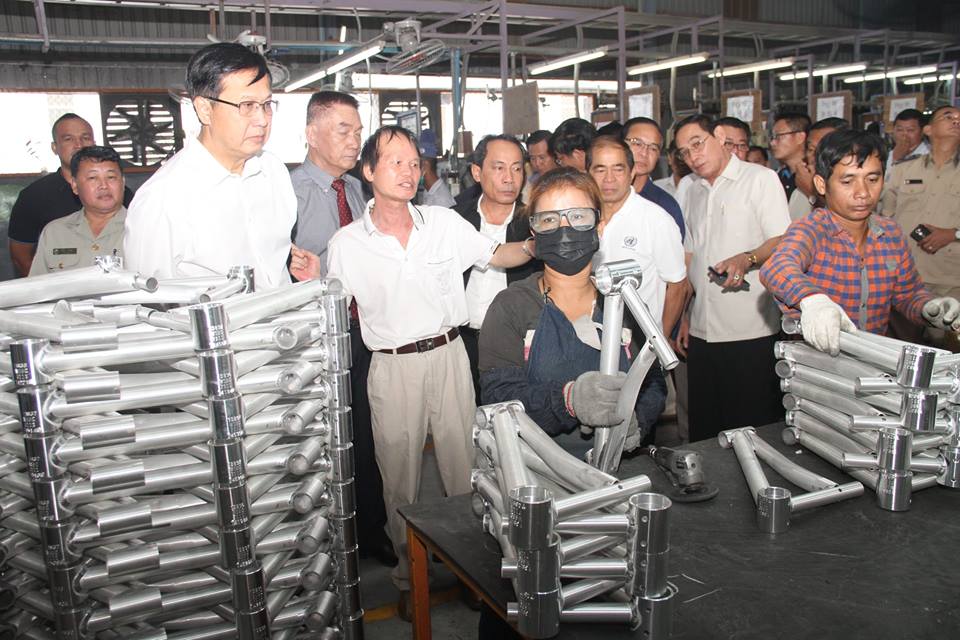 商业部长班苏拉萨参观脚踏车工厂。