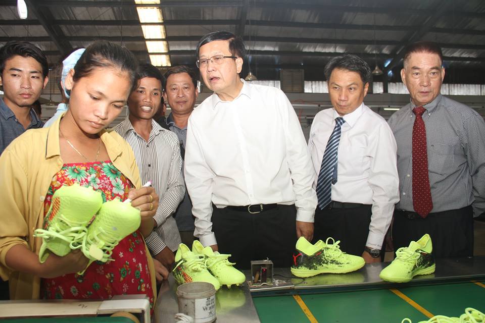 部长了解运动鞋生产过程。