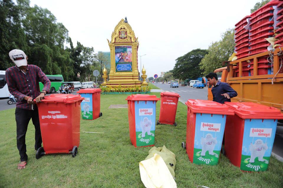 金边市政府准备100个垃圾桶。