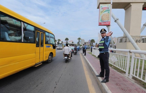 送水节庆典筹备委员会估计今年将有300万人从外省涌入金边，交警已于昨天在各主要国道维持交通秩序，舒缓交通堵塞情况。
